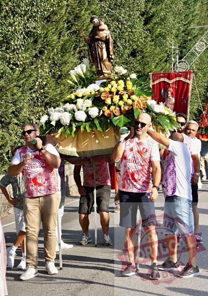 Devotees carrying Saint Anthony statue during religious procession | Procession 15.08.2025 - Assumption Day - Paco de Sousa, Portugal People carrying a statue of Saint Anthony with baby Jesus during a religious procession - Realized with Pictrs.com