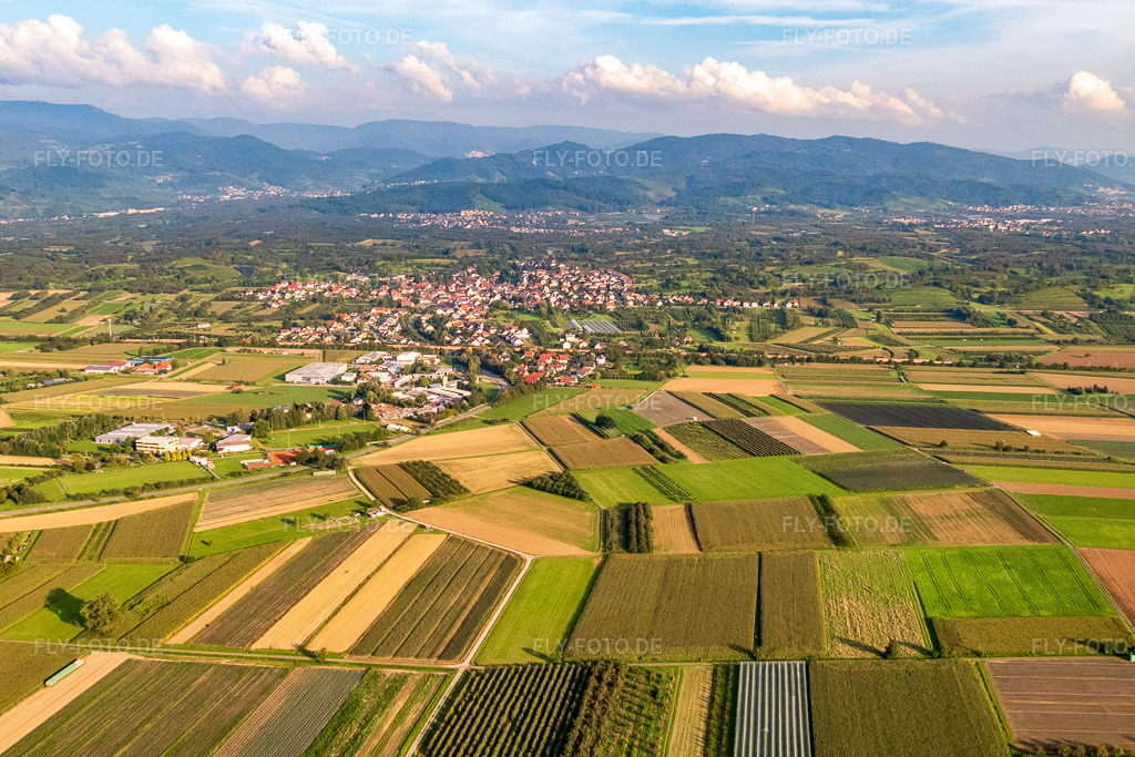 Luftbild: Ortsansicht von Westen im Ortsteil Önsbach in Achern im Bundesland Baden-Württemberg in Deutschland. Foto: P1010066.jpg vom 15.09.2014 durch Werner Riehm/FLY-FOTO.deAuflösung des Originals: 5270 x 3513 px