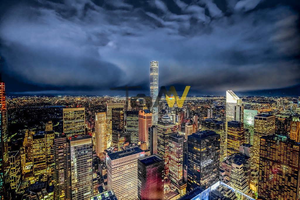 New Yorker Skyline 432 Park Avenue bei Nacht,Lichter---USA | Das Bild zeigt die New Yorker Skyline bei Nacht mit dem markanten Wolkenkratzer 432 Park Avenue im Mittelpunkt. Das Gebäude ist bekannt für seine Höhe, seinen luxuriösen Charakter und seine einfache, schlanke, quadratische Form. Fakten zur 432 Park AvenueStandort: Das Gebäude befindet sich in der sogenannten „Billionaires' Row“ (Milliärdärsreihe) in Manhattan, New York City.Höhe: Mit knapp 426 Metern (1.396 Fuß) gehört es zu den höchsten Gebäuden der Stadt und war bei seiner Fertigstellung 2015 das höchste reine Wohngebäude der Welt.Design: Der Architekt Rafael Viñoly entwarf den Turm mit einem ungewöhnlich schlanken Verhältnis von Breite zu Höhe (1:15), was durch neue Ingenieurstechniken ermöglicht wurde. Die Fenster sind markante, quadratische, etwa neun Quadratmeter große Öffnungen.Nutzung: Es handelt sich um ein reines Luxus-Wohngebäude mit exklusiven Annehmlichkeiten wie Spa, Schwimmbad, Bibliothek, Kino und einem privaten Restaurant für die Bewohner. - Realisiert mit Pictrs.com