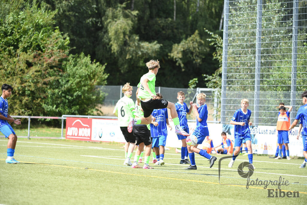 FC Rastede-JFV Edewecht | C-Jugend Landesliga; FC Rastede (blau)-JFV Edewecht (grün) am 16.08.2025 in Rastede (Sportanlage Köttersweg), Photo: Philip Eiben 2025 - Realisiert mit Pictrs.com