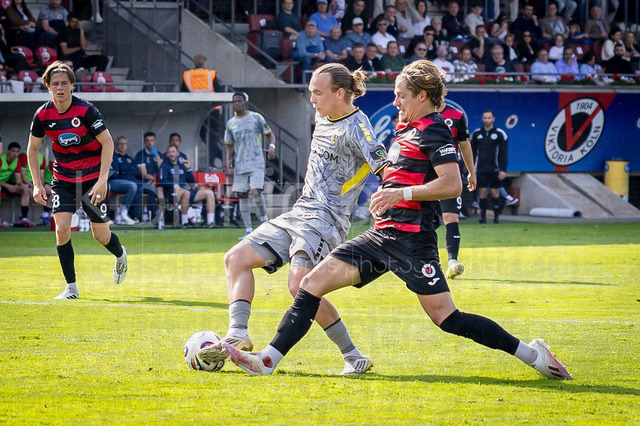 German 3rd Division, Viktoria Koeln vs. Alemannia Aachen, 10.05.2026 | KOELN, GERMANY - MAY 10, 2026: Lars Gindorf (Alemannia Aachen, 23) is challenged by Tobias Eisenhuth (Viktoria Köln, 6) during the 3rd division match on gameday 37 between Viktoria Koeln vs. Alemannia Aachen at the Sportpark Hoehenberg on May 10, 2026 in Koeln, Germany. DFL REGULATIONS PROHIBIT ANY USE OF PHOTOGRAPHS AS IMAGE SEQUENCES AND/OR QUASI-VIDEO.