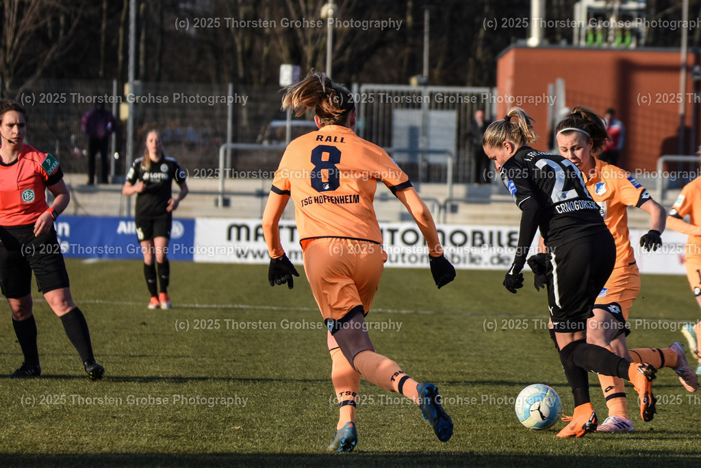 Fussball-BL Frauen 1. FFC Frankfurt vs. TSG 1899 Hoffenheim | Maximiliane Rall #8 (TSG 1899 Hoffenheim), Crnogorcevic Ana-Maria #21 (1.FFC Frankfurt); Fussball-BL Frauen 1. FFC Frankfurt vs. TSG 1899 Hoffenheim, Fussball-Bundesliga Frauen am 24.02.2018 im Stadion am Brentanobad in Frankfurt/Main, (Deutschland) - Realisiert mit Pictrs.com