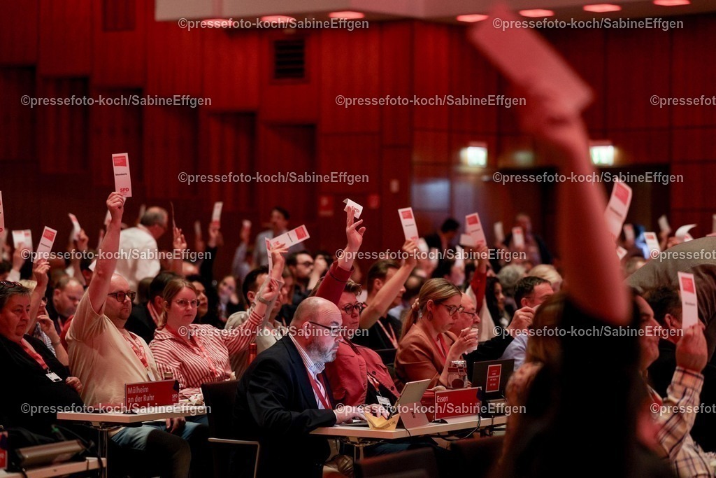 xSEF10052501070 | 10.05.2025, xsefx, Stimmabgabe der Deligierten auf dem Landesparteittag der NRWSPD 2025 mit dem Motto -Aus dem Alltag in die Zukunft- in der Mercatorhalle Duisburg im City Palais