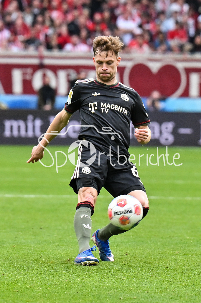 SC Freiburg - FC Bayern München | FREIBURG, GERMANY - 04. APRIL: am Ball Joshua KIMMICH (FC Bayern Munich 6) / Einzelfoto / Freisteller während dem Bundesligamatch zwischen dem SC Freiburg und dem FC Bayern München am 28. Spieltag im Europa-Park Stadion / DFL REGULATIONS PROHIBIT ANY USE OF PHOTOGRAPHS AS IMAGE SEQUENCES AND/OR QUASI-VIDEO