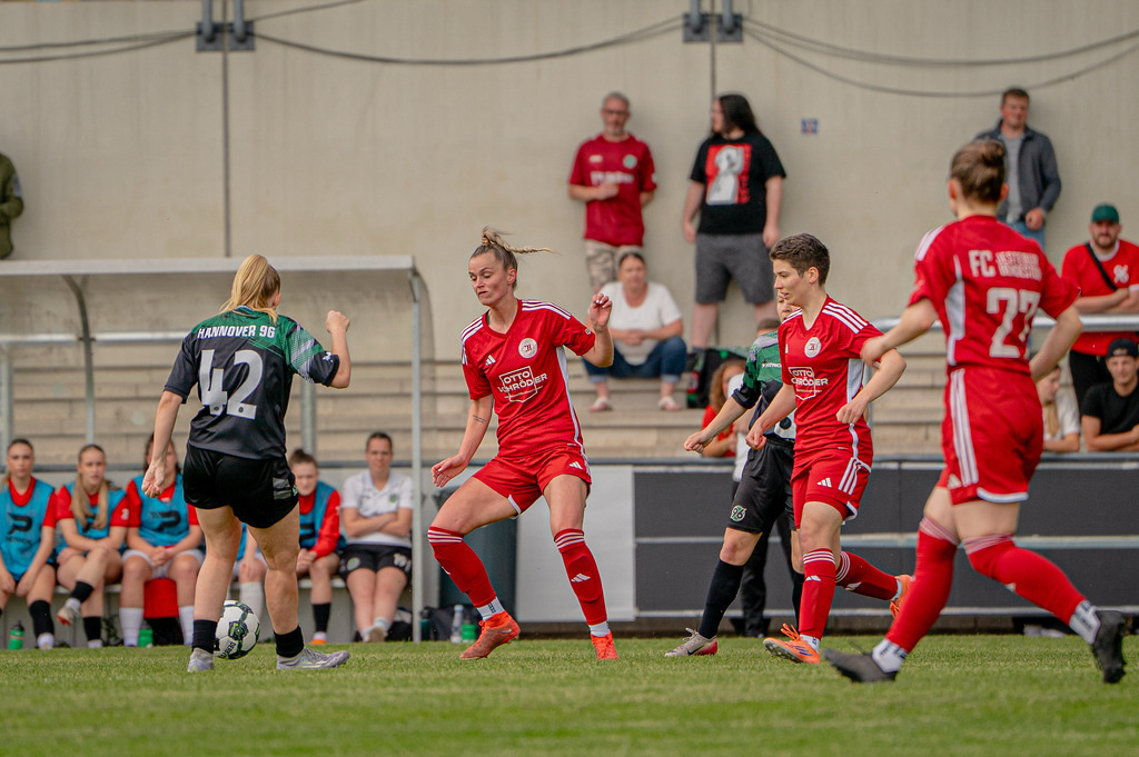 Fußball I Frauen I Saison 2025-2026 I Niedersachsen-Pokal I Finale I FC Jesteburg-Bendestorf - Hannover 96 I 22355 | jns.sportfotos - Realisiert mit Pictrs.com