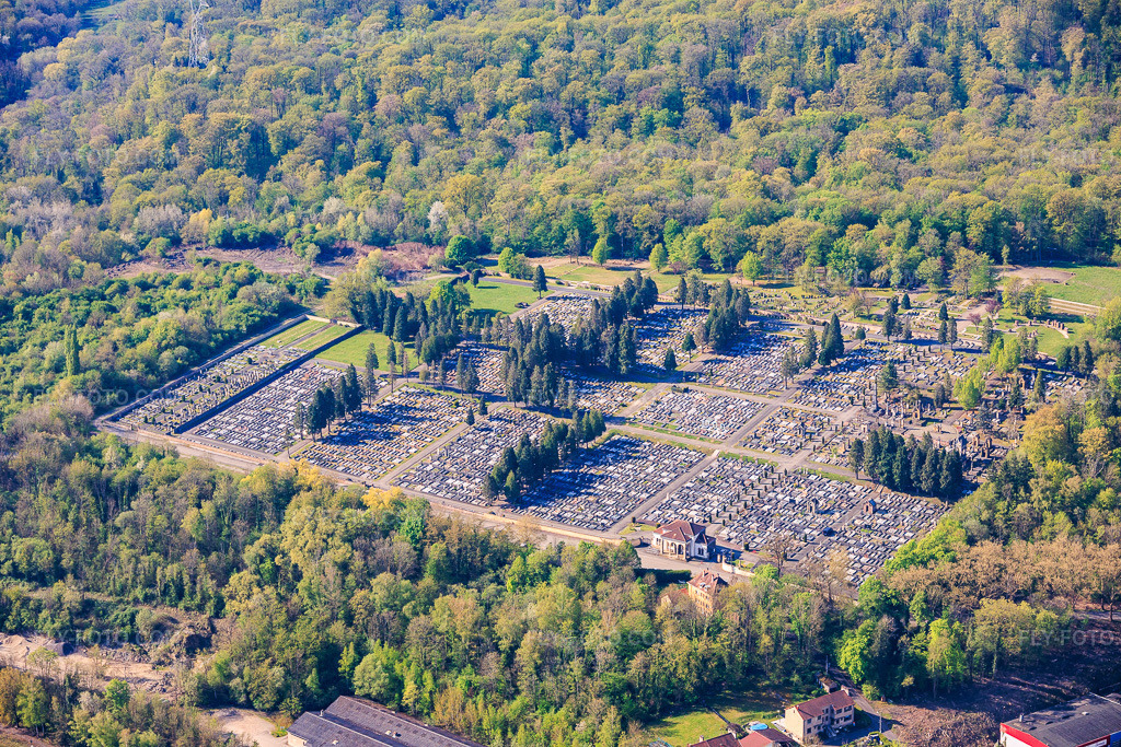 Aerial view: Municipal Cemetery / Cimetière de Sarreguemines and Maison Funéraire in the district Blauberg in Saargemünd in the state Moselle, France. – Photo: IMG_154977.jpg taken on 04/18/2026 by Werner Riehm/FLY-FOTO.com – Resolution of the original: 6000 x 4000 px – Ville de Sarreguemines