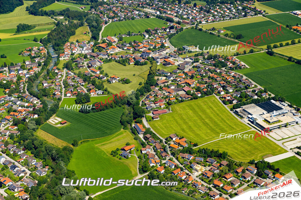 Aktuelles Luftbild von Westerham Feldkirchen-Westerham - Die Luftaufnahme wurde 2022 mittels UL-Flugzeug erstellt ( keine Drohne ) - hochauflösende Kamera-Systeme von  Canon -Beste Qualität - Für grossformatige Ausdrucke geeignet. Die Geschenkidee !