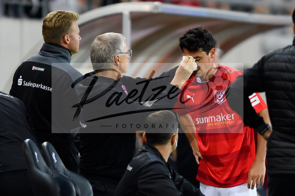 HFCFCK20210824_061 | Fussball, Herren: Niklas Landgraf (Hallescher FC) wird behandelt beim Spiel der 3. Liga zwischen Hallescher FC und 1. FC Kaiserslautern im Leuna-Chemie-Stadion am 24.08.2021 in Halle (Saale), Deutschland. - Realisiert mit Pictrs.com