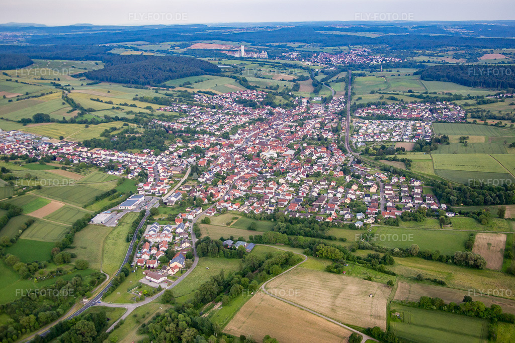 Luftbild: Ortsansicht von Westen im Ortsteil Jöhlingen in Walzbachtal im Bundesland Baden-Württemberg in Deutschland. Foto: IMG_089304.jpg vom 10.06.2016 durch Werner Riehm/FLY-FOTO.de