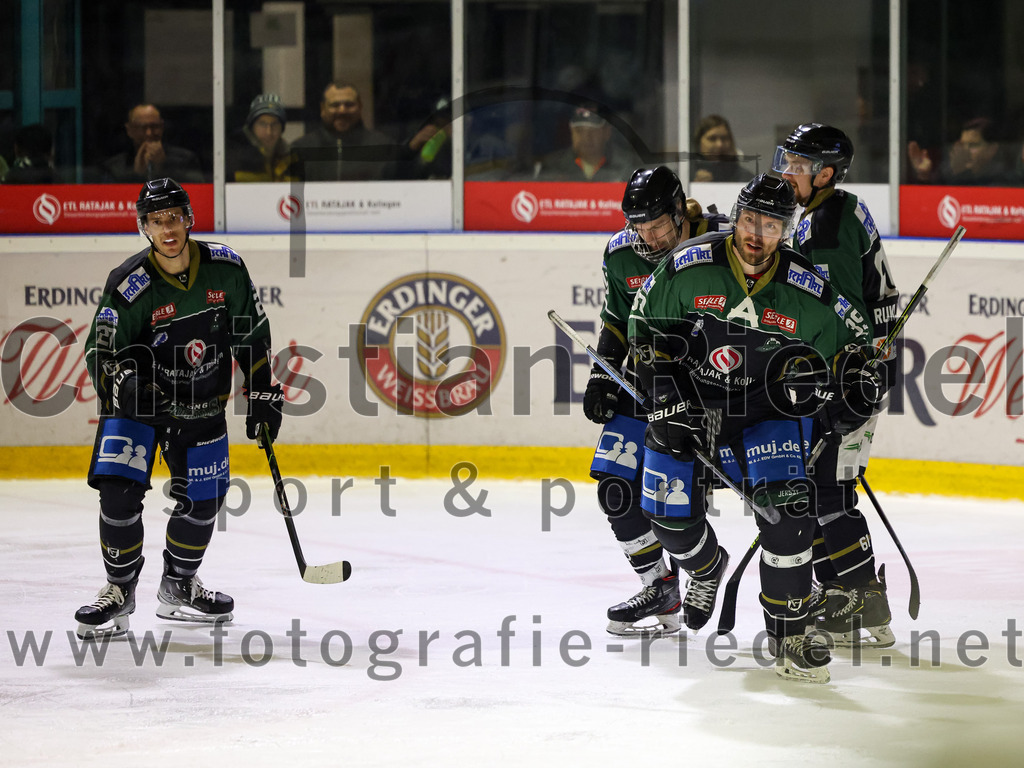 2023-03-19_111_TSV_Erding_gegen_TEV_Miesbach | Erding, Deutschland, 19.03.2023:
Eishockey, Bayernliga Playoffs 2022 / 2023, Halbfinale, TSV Erding gegen TEV Miesbach, Endergebnis: 

Mark Waldhausen (Erding Gladiators, #27), Michael Franz (Erding Gladiators, #13), Thomas Plihal (Erding Gladiators, #39), Roni Rukajärvi (Erding Gladiators, #61)

Foto: Christian Riedel / fotografie-riedel.net