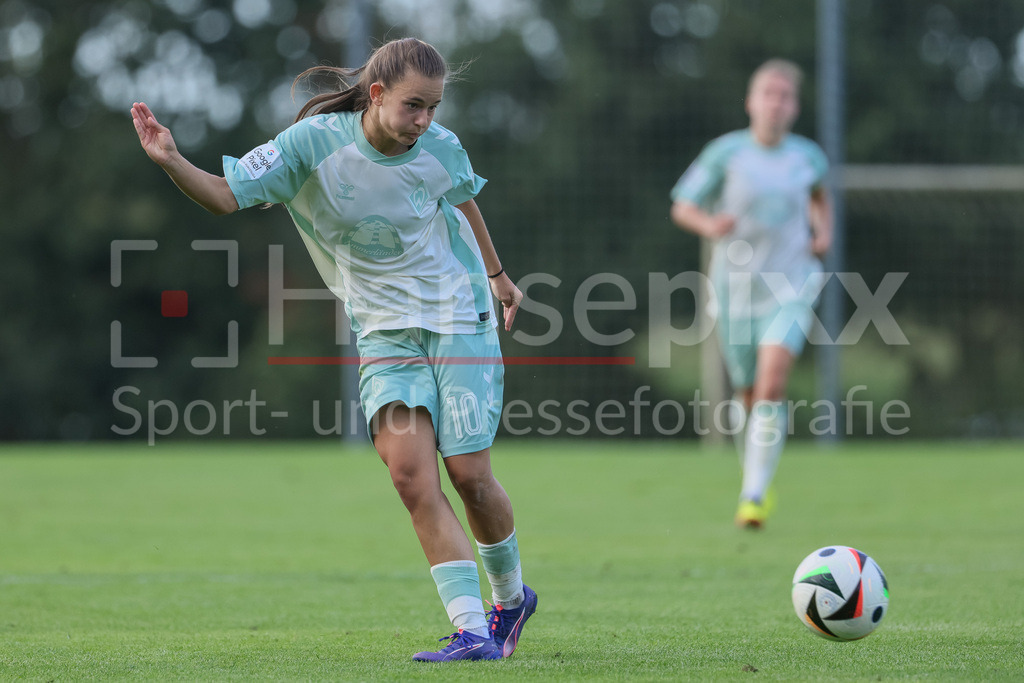 Fussball, Testspiel Frauen, Hamburger SV - SV Werder Bremen | v.li.: Tuana Mahmoud (SV Werder Bremen, 10) am Ball, Einzelbild, Ganzkörper, Aktion, Action, Spielszene