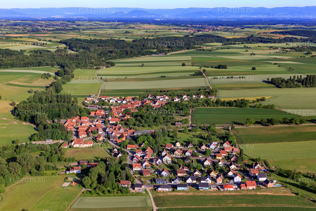 Vue aérienne: Vue de la ville depuis le nord-ouest à Ingolsheim dans le département Bas Rhin, France – .Photo: IMG_100758.jpg prise le 08/06/2017 par Werner Riehm/FLY-FOTO.eu – Résolution de l'original: 5472 x 3648 px