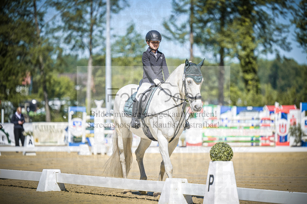 DOS_7556 | Entdecke hochwertige Reitturnierfotos von Foto Oger. Professionell, emotional und authentisch – jetzt Lieblingsmomente im Shop bestellen.Deutschlandweite Turnierfotografie. - Realisiert mit Pictrs.com