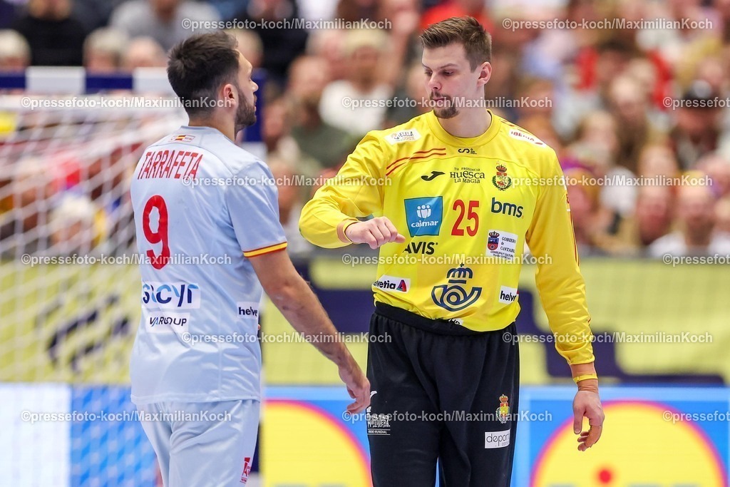 EHF19012602130 | 19.01.2026, Handball, Men's EHF EURO 2026, Deutschland - Spanien, Jyske Bank Boxen in Herning, Dänemark, Preliminary Round: xe19 neben  Sergey Hernandez Ferrer (Espania #25) 