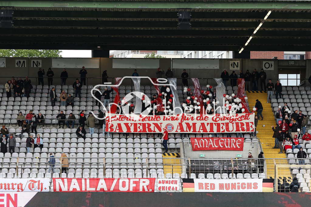 FC Bayern Amateure - TSV Buchbach | Die Fans der Amateure zeigen vor Spielbeginn eine Chore / Ultras / Zuschauer / Pyrotechnik / Pyro / Symbolbild