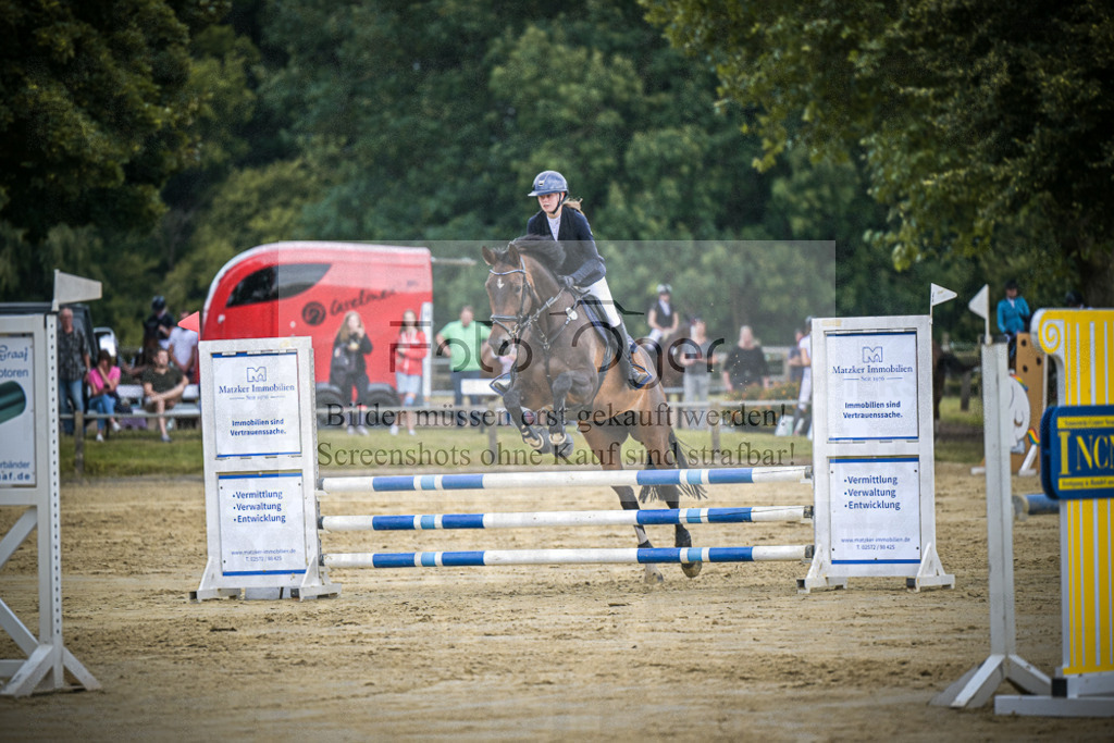 DOS_7895 | Entdecke hochwertige Reitturnierfotos von Foto Oger. Professionell, emotional und authentisch – jetzt Lieblingsmomente im Shop bestellen.Deutschlandweite Turnierfotografie. - Realisiert mit Pictrs.com