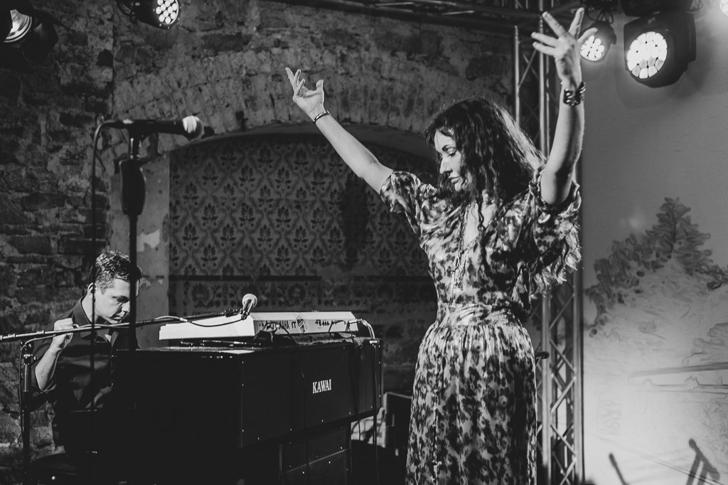 Maria Markesini Konzert | Maria Markesini meets Klazz Brothers im Forte Belvedere Leisnig zum Festival Hallo Leisnig 2022. - Realisiert mit Pictrs.com