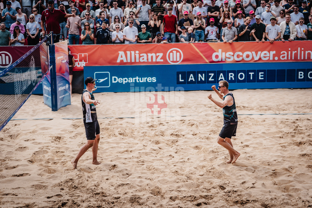 Beachvolleyball | Männer | Allianz German Beach Tour 2025 | Tourstop Düsseldorf | 17.05.2025 | v.l. Robin Sowa und Jonas Reinhardt jubeln nach dem Sieg