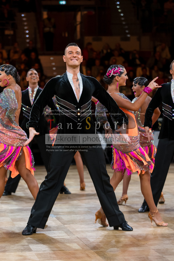 20241109_DM-Formationen_Vorrunde_1935 | Tanzsportbilder, Standardtanz, Lateintanz, WDSF, DTV, LTVB, dancecomp, goc, hessen tanzt, blaues band der spree, walzer, tango, wiener walzer, slowfox, quickstepp, samba, rumba, cha-cha-cha, paso doble. jive, hd-kroft photography, turniertanzsport