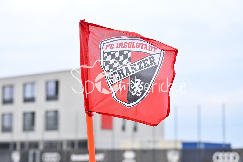 FC Ingolstadt - SSV Ulm 1846 Fussball  | INGOLSTADT, GERMANY - 25. MAERZ: im Bild die Eckfahe am Audi Sportpark in Ingolstadt mit Logo des FCI - Schanzer / Symbolbild / Symbolfoto vor dem Testspiel zwischen dem FC Ingolstadt und dem SSV Ulm 1846 Fussball auf Platz 4 am Audi Sportpark