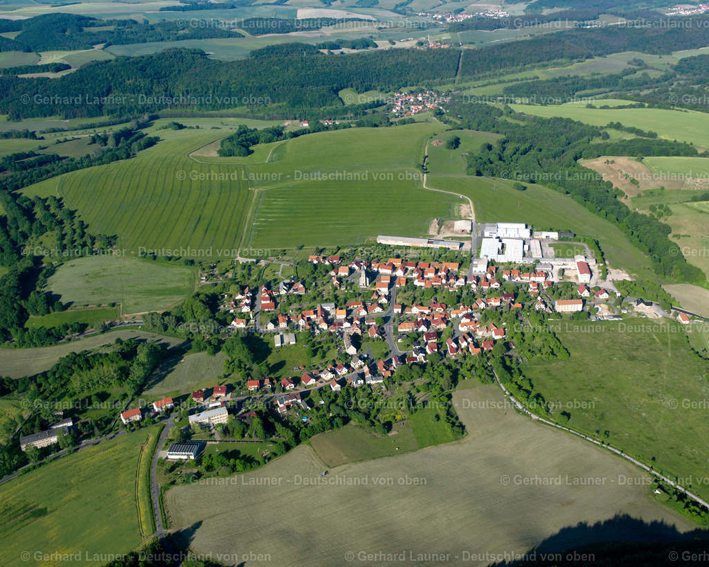 2634680 | PFAFFSCHWENDE 09.06.2006 Landwirtschaftliche Nutzflächen und Feldgrenzen  umsäumen das Siedlungsgebiet des Dorfes in Pfaffschwende im Bundesland Thüringen, Deutschland // Agricultural land and field boundaries surround the settlement area of the village  in Pfaffschwende in the state Thuringia, Germany Foto: Gerhard Launer