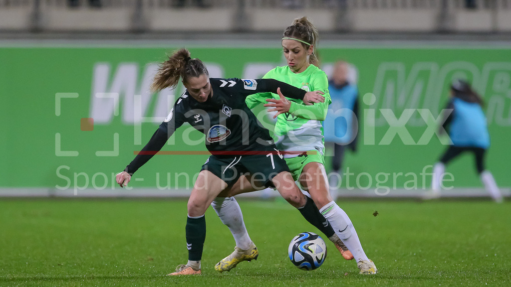 Fussball, DFB-Pokal Frauen, VfL Wolfsburg - SV Werder Bremen | v.li.: Lisa Josten (SV Werder Bremen, 7) und Kathrin Hendrich (Kathy, VfL Wolfsburg, 4) im Zweikampf, Duell, Dynamik, Aktion, Action, Spielszene, DIE DFB-RICHTLINIEN UNTERSAGEN JEGLICHE NUTZUNG VON FOTOS ALS SEQUENZBILDER UND/ODER VIDEOÄHNLICHE FOTOSTRECKEN. DFB REGULATIONS PROHIBIT ANY USE OF PHOTOGRAPHS AS IMAGE SEQUENCES AND/OR QUASI-VIDEO.