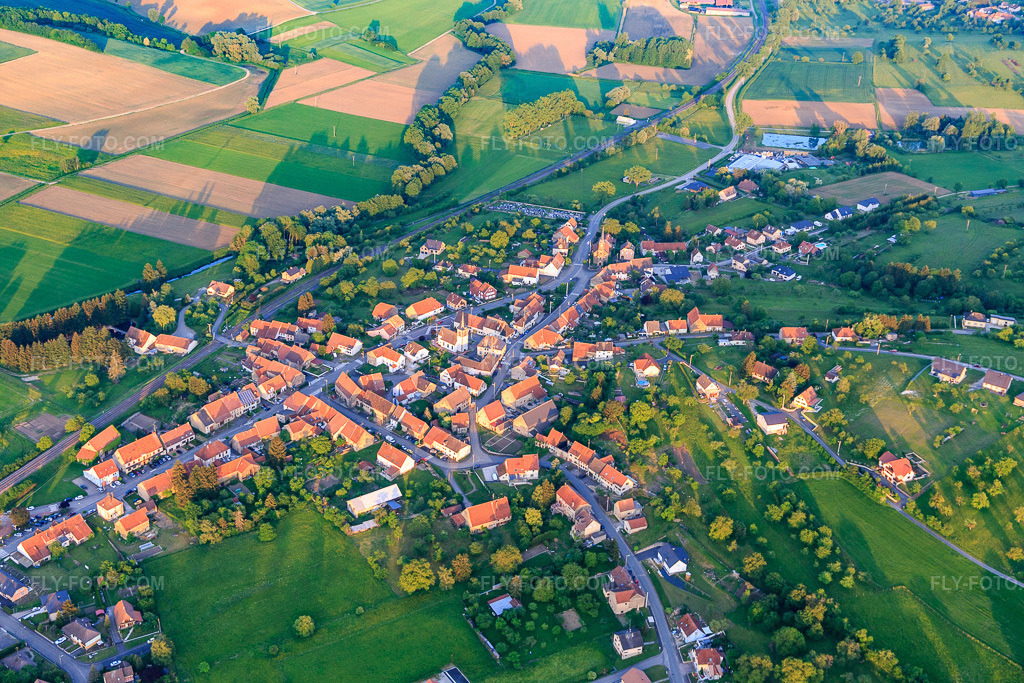 Aerial view: View of the town from the west in Vœllerdingen in the state Bas-Rhin, France. – Photo: IMG_107420.jpg taken on 05/19/2018 by Werner Riehm/FLY-FOTO.com – Resolution of the original: 5472 x 3648 px