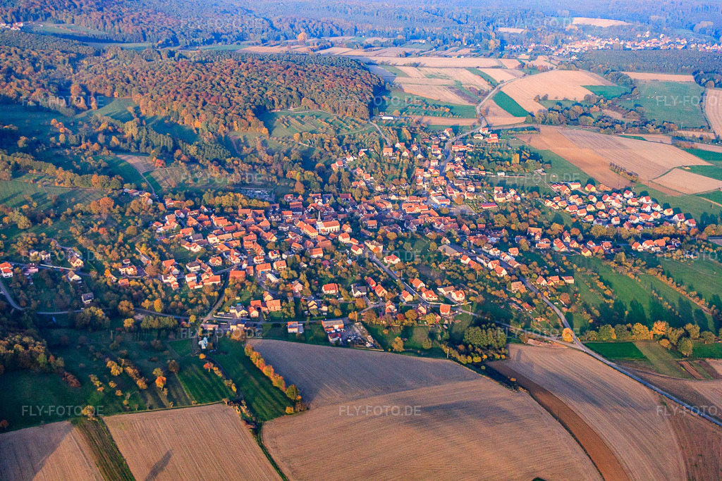 Luftbild: Ortsansicht von Westen in Lampertsloch im Bundesland Bas-Rhin in Frankreich. – Foto: IMG_54223.jpg vom 21.10.2012 durch Werner Riehm/FLY-FOTO.de – Auflösung des Originals: 4752 x 3168 px