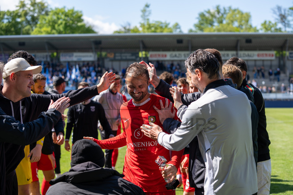 Stuttgarter Kickers vs. SG Sonnenhof Großaspach, Fussball, Regionalliga Suedwest, 34. Spieltag, 16.05.2026 | Fabian Eisele (SG Sonnenhof Großaspach, #23) bekommt die Torjägerkanone/Torjaegerkanone überreicht/ueberreicht,Stuttgarter Kickers vs. SG Sonnenhof Großaspach, Fussball, Regionalliga Suedwest, 34. Spieltag, 16.05.2026