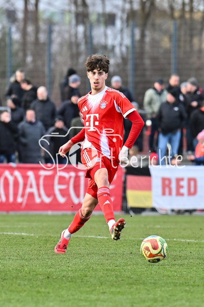 FC Bayern Amateure - Stuttgarter Kickers | MUNICH, GERMANY - 07. FEBRUARY: am BAll David SANTOS DAIBER (FC Bayern München II 16) / Einzelfoto / Freisteller während dem Testspiel zwischen den Amateuren des FC Bayern und den Stuttgarter Kickers am FC Bayern Campus