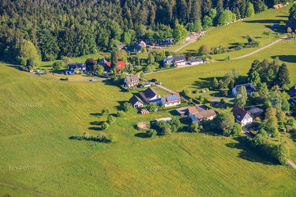 Luftbild: Ortsteil Tischneck aus Süden mit Ferienwohnung im Grünen - Karola Müller und Ferienwohnung im Grünen - Karola Müller in Schramberg im Bundesland Baden-Württemberg in Deutschland.Foto: IMG_156347.jpg vom 17.05.2026 durch Werner Riehm/FLY-FOTO.deAuflösung des Originals: 6000 x 4000 px