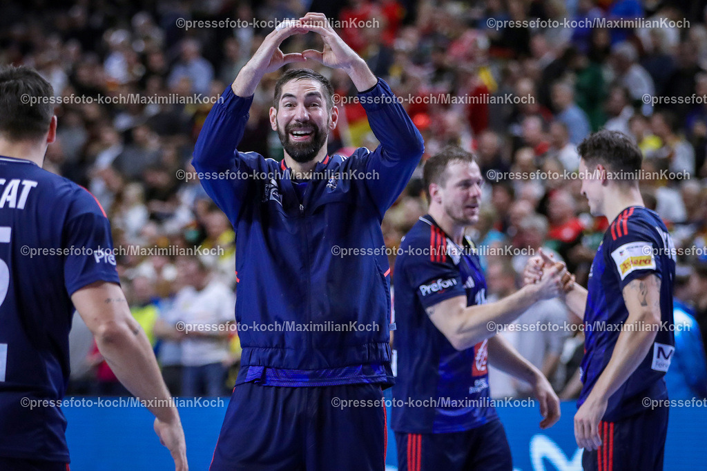 EHFEURO28012402256 | 28.01.2024, EHF EURO 2024, Männer Europameisterschaft Handball, Lanxess Arena in Köln, Finale, Frankreich - Dänemark: Frankreich ist Europameister und feiert den Sieg gegen Dänemark. Nikola Karabatic (Frankreich) formt ein Herz