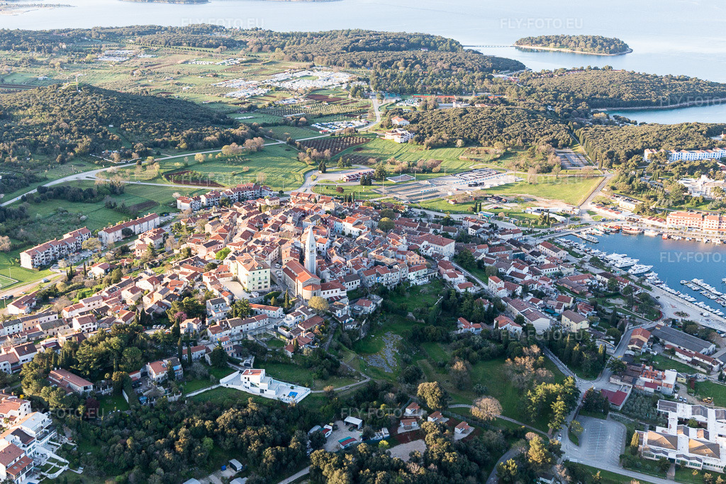 Vue aérienne: Vue de la ville à Stancija Valkanela dans le département Gespanschaft Istrien, Croatie. Photo: IMG_106243.jpg prise le 14/04/2018 par Werner Riehm/FLY-FOTO.eu – Résolution de l'original: 5025 x 3350 px