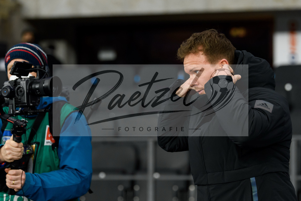 BSCFCB20220123_037 | Fussball, Herren: Trainer Julian Nagelsmann (FC Bayern Muenchen) schaut bei dem Spiel der 1. Bundesliga zwischen Hertha BSC und FC Bayern Muenchen im Olypiastadion am 23.01.2022 in Berlin, Deutschland.DFB / DFL REGULATIONS PROHIBIT ANY USE OF PHOTOGRAPHS AS IMAGE SEQUENCES AND/OR QUASI-VIDEO. - Realisiert mit Pictrs.com
