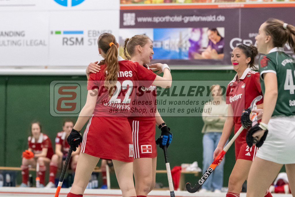 SFE_20241201_0045 | Köln, Deutschland, 01.12.2024:  Hockey 1. Bundesliga Damen Rot-Weiss Köln - HTC Uhlenhorst im KTHC Stadion Rot-Weiss Köln Tennis and Hockey Club am 01.12.2024 in Köln, Deutschland. (Foto von Stephan Fehrmann)Köln, Germany, 01.12.2024: Hockey 1. Bundesliga Damen Rot-Weiss Köln - HTC Uhlenhorst in KTHC Stadion Rot-Weiss Köln Tennis and Hockey Club at 01.12.2024 in Köln, Deutschland. (Foto from Stephan Fehrmann)