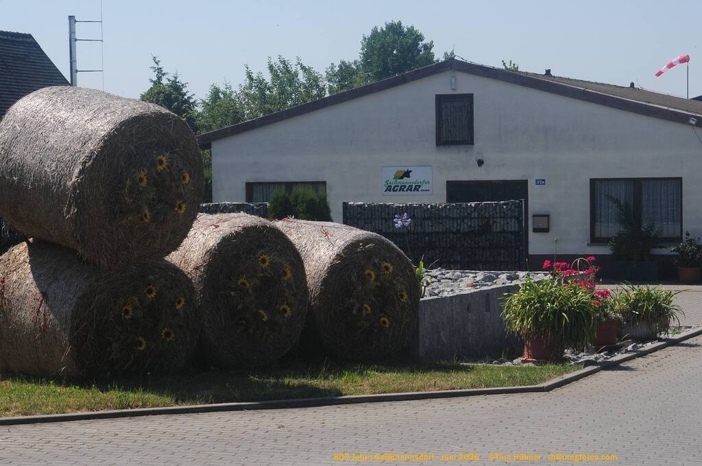 Geißmannsdorf-2026-Ortsbilder-088 | Geißmannsdorf bei Bischofswerda im Sommer 2026. Ein fotografischer Streifzug durch das Dorf Geißmannsdorf, mit Gebäuden, Straßen, Strohpuppen und geschmückten Vorgärten und Grundstücken anlässlich der 800-Jahr-Feier von Geißmannsdorf im Juni 2026 - Realisiert mit Pictrs.com