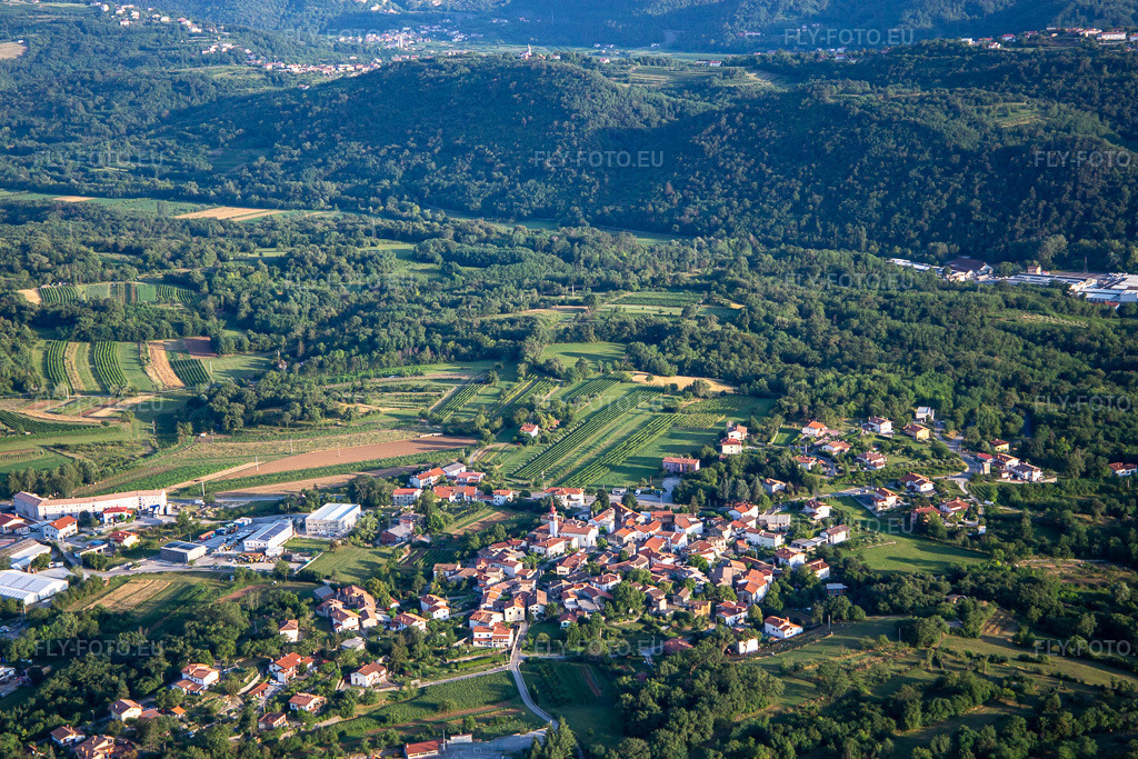 Vue aérienne: Vue de la ville à le quartier Batuje in Ajdovščina dans le département Slovénie, Slovénie. Photo: IMG_137524.jpg prise le 14/07/2023 par Werner Riehm/FLY-FOTO.eu – Résolution de l'original: 5472 x 3648 px