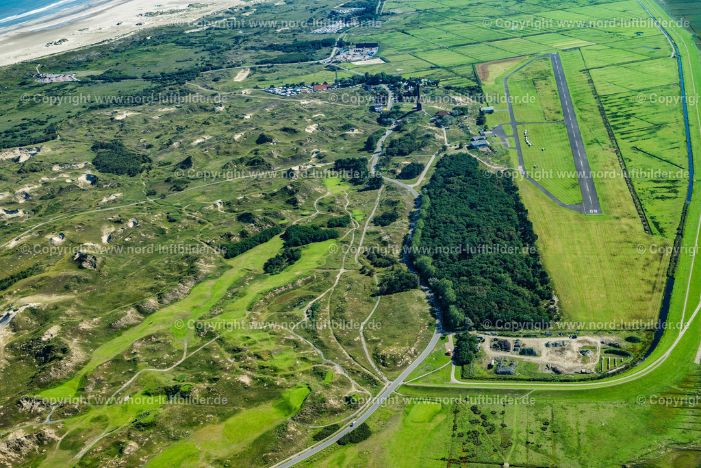 Norderney_Flugplatz_ELS_6902050923 | NORDERNEY 05.09.2023 Start- und Landebahn mit Rollfeldgelände vom Flugplatz  Norderney mit Dünenfläche auf der Insel Norderney im Bundesland Niedersachsen. // Runway with tarmac terrain of airfield with dune landscape on Norderney island in the state Lower Saxony. Foto: Martin Elsen