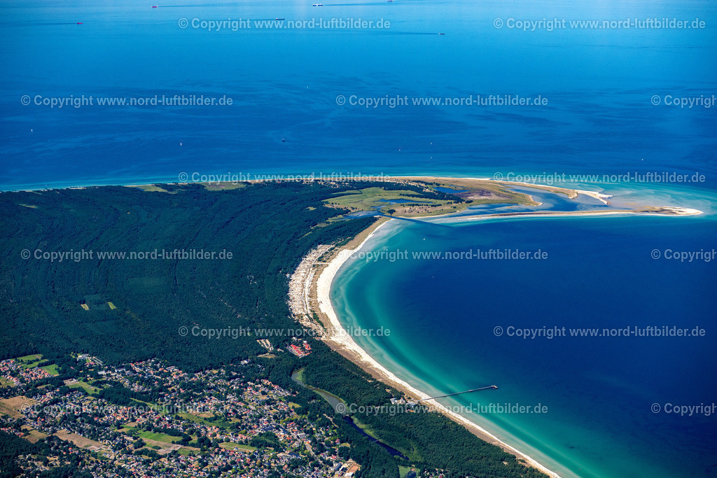Prerow_Darss_ELS_8420100822 | PREROW 10.08.2022 Ortsansicht von Prerow an der Ostseeküste im Bundesland Mecklenburg-Vorpommern. Weiterführende Informationen bei: Ostseeklinik Prerow. // Townscape Prerow on the seacoast of Baltic Sea in the state Mecklenburg - Western Pomerania. Further information at: Ostseeklinik Prerow. Foto: Martin Elsen