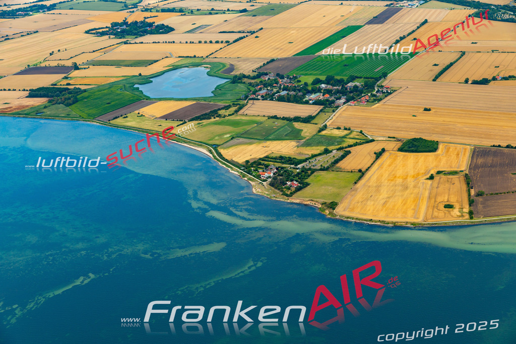 Aktuelles Luftbild von Albertsdorf Fehmarn - Die Luftaufnahme wurde 2022 mittels UL-Flugzeug erstellt ( keine Drohne ) - hochauflösende Kamera-Systeme von  Canon -Beste Qualität - Für grossformatige Ausdrucke geeignet. Die Geschenkidee !