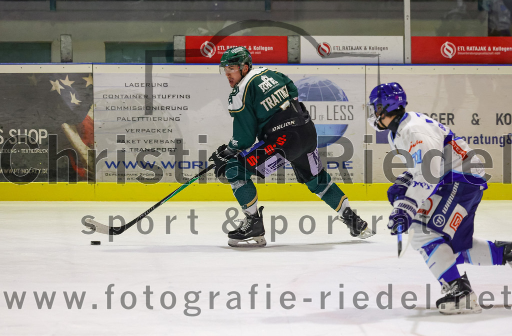 2026-01-23_112_TSV_Erding_gegen_SC_Riessersee | Erding, Deutschland, 23.01.2026:Eishockey, Oberliga Süd 2025 / 2026, 40. Spieltag, TSV Erding gegen SC Riessersee, Endergebnis: 6:5 n.V.Louis Trattner (Erding Gladiators, #7), Quirin Glas-Bader (SC Riessersee, #71)Foto: Christian Riedel / fotografie-riedel.net