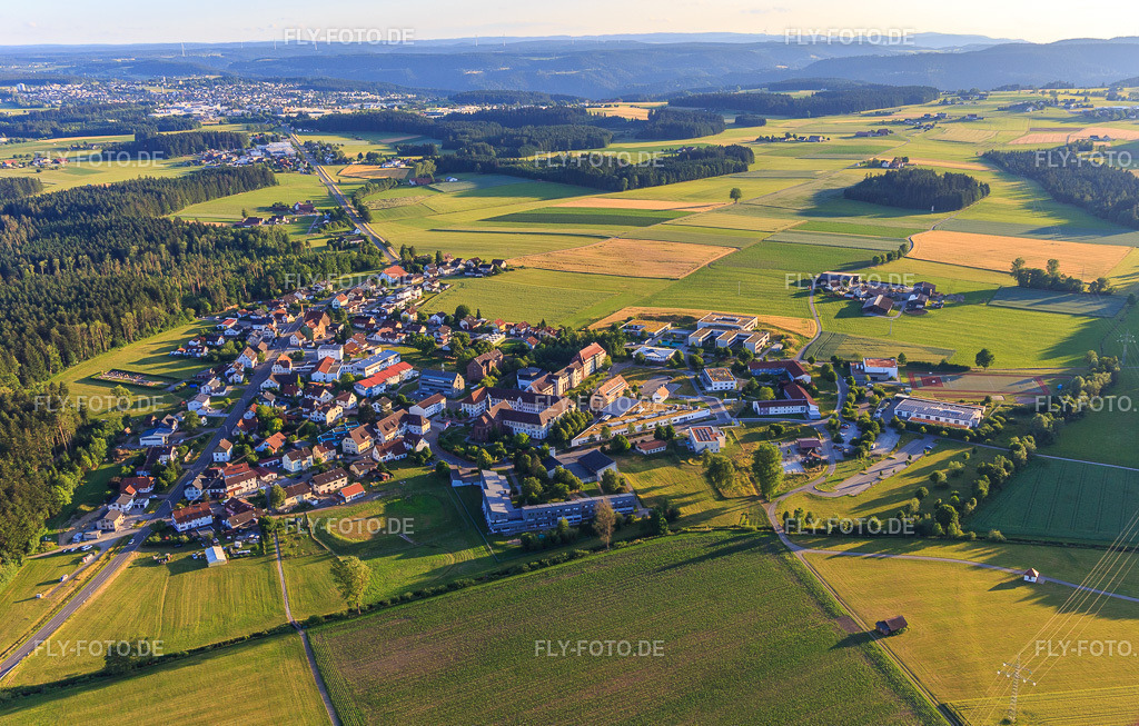 Dorfansicht aus Nordosten mit Haus Pauline, Haus Filippo, Pferdestall, Werkhof und Bäckerei  der Stiftung St. Franziskus http://www.stiftung-st-franziskus.de/ | Luftbild: Dorfansicht aus Nordosten mit Haus Pauline, Haus Filippo, Pferdestall, Werkhof und Bäckerei  der Stiftung St. Franziskus http://www.stiftung-st-franziskus.de/ im Ortsteil Heiligenbronn in Schramberg im Bundesland Baden-Württemberg in Deutschland. Foto: IMG_148707.jpg vom 27.06.2025 durch Werner Riehm/FLY-FOTO.de - Realisiert mit Pictrs.com