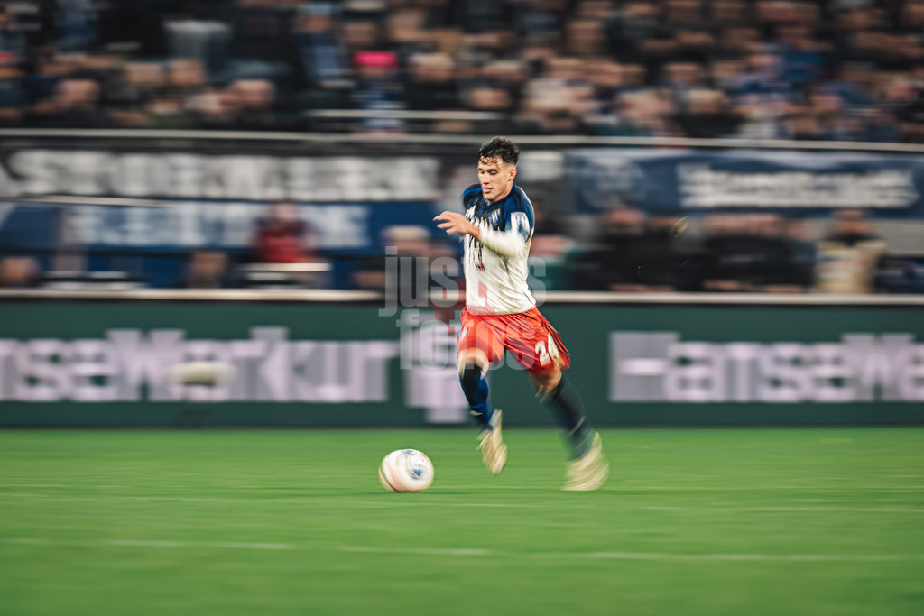 Fußball | Männer | Saison 2025/2026 | 1. Fußball-Bundesliga | 10. Spieltag | Hamburger SV vs. Borussia Dortmund | 08.11.2025 | Nicolas Capaldo (#24, HSV) am Ball Langzeitbelichtung