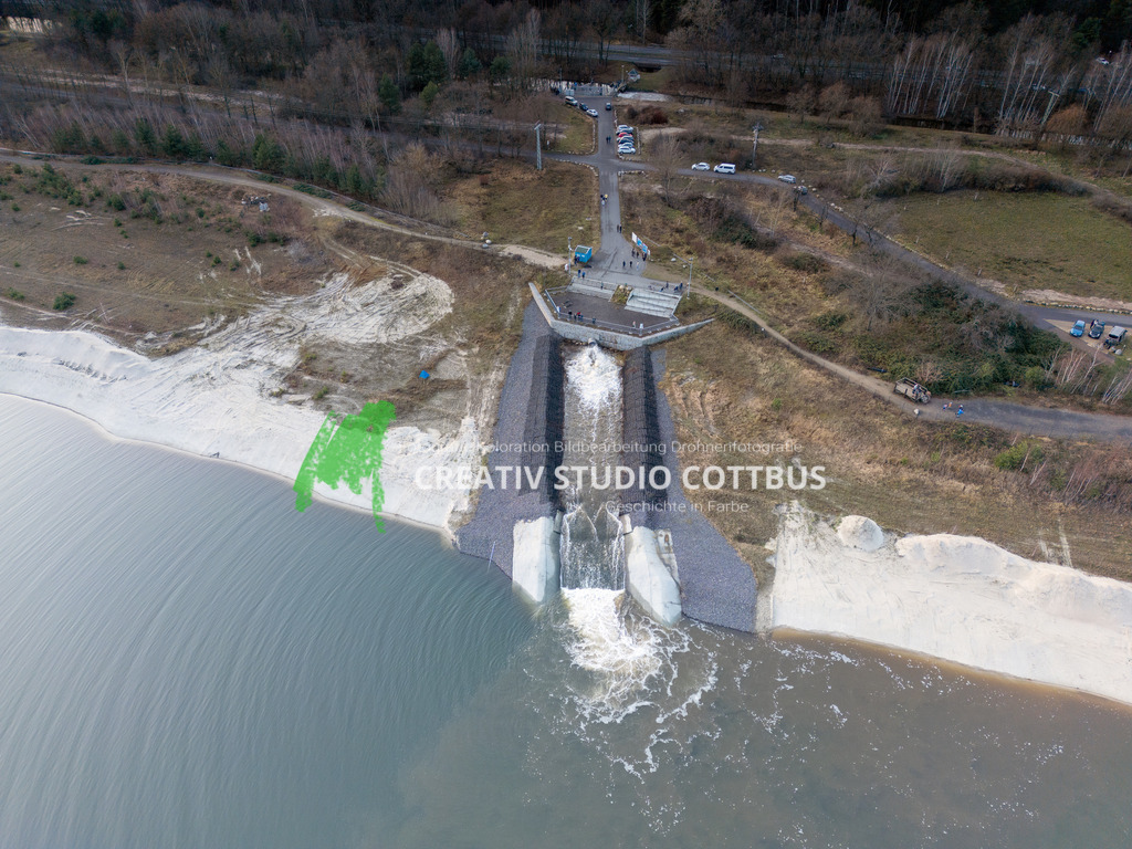 Einlaufbauwerk Cottbuser Ostsee | Der zukünftige Cottbuser Ostsee mit dem Einlaufbauwerk, welches das alte Tagebaurestloch mit Wasser aus der Spree gefüllt. - Realisiert mit Pictrs.com