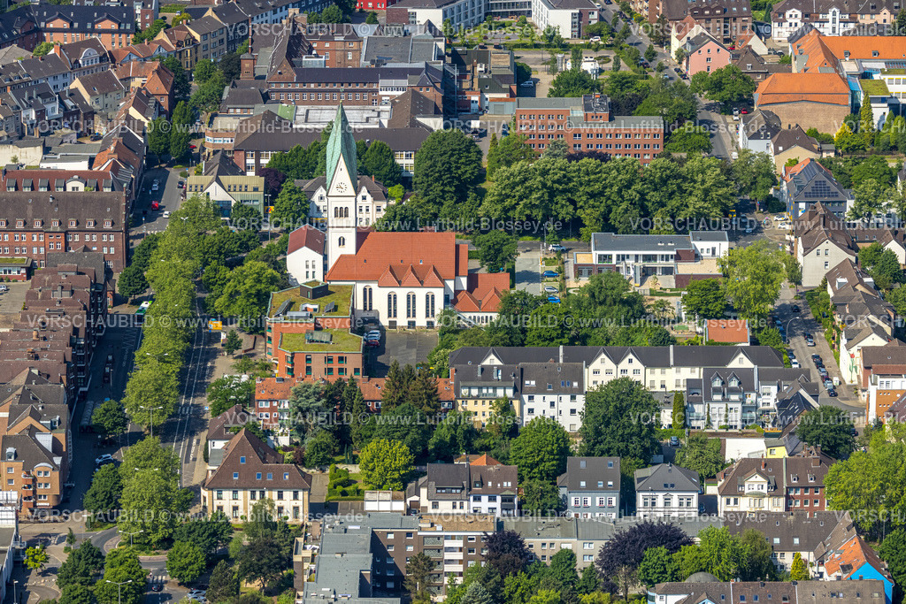 Gladbeck220501702 | Luftbild, Humboldtstraße und begrünter Mittelstreifen, evang.-luth. Christuskirche, Gladbeck, Ruhrgebiet, Nordrhein-Westfalen, Deutschland