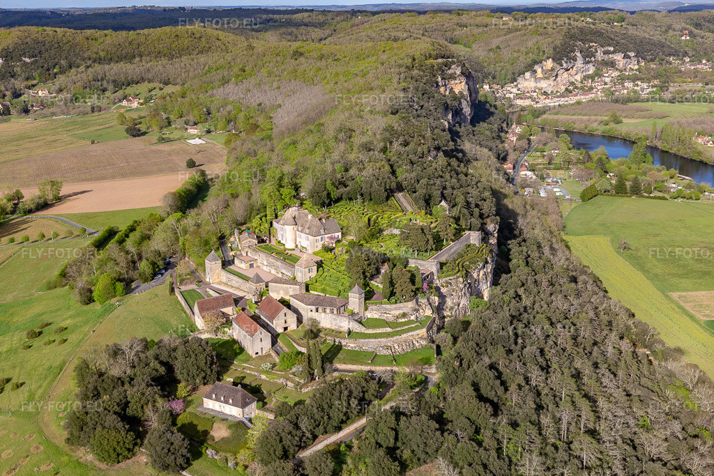 Vue aérienne: Parc du château de Marqueyssac surplombant la Dordogne à Vézac à Vézac dans le département Dordogne, France. Photo: IMG_113454.jpg prise le 16/04/2019 par Werner Riehm/FLY-FOTO.eu – Résolution de l'original: 5351 x 3567 px