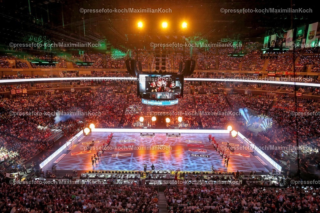 KoeEHF14062501122 | 14.06.2025, Handball, Halbfinale TruckScout24 EHF FINAL4, LANXESS arena Köln, Füchse Berlin - HBC Nantes: Innenansicht Übersicht Übersichtsbild Zuschauer Show Besucher Voll Ausverkauft Halbzeitshow