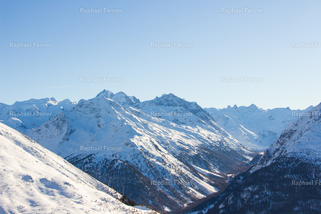 Verschneite Berge | Erlebe eindrucksvolle Landschaftsfotografie aus dem Engadin und darüber hinaus. Raphael Fenner bietet zudem professionelle Fotoaufträge für Hochzeiten, Porträts und Unternehmen. Jetzt entdecken und inspirieren lassen!