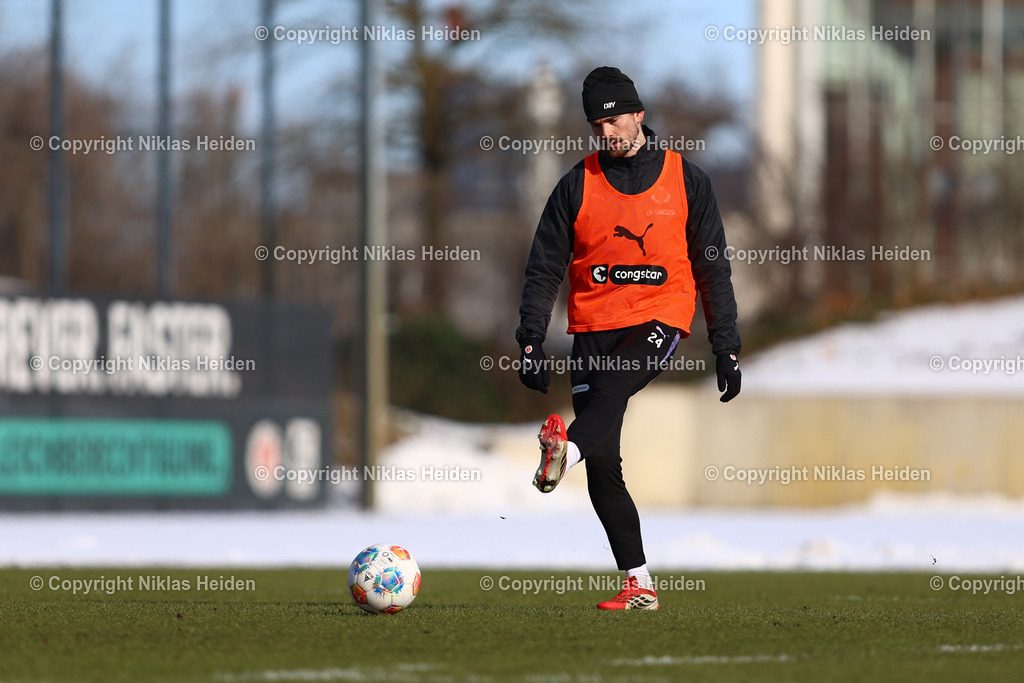 NH_FCStPauli_Training_19022026 | #24 Connor Metcalfe (FC St. Pauli)Fußball I Herren I Training I Saison 2025-2026 I FC St. Pauli I 19.02.2026 I Trainingszentrum FC St. Pauli