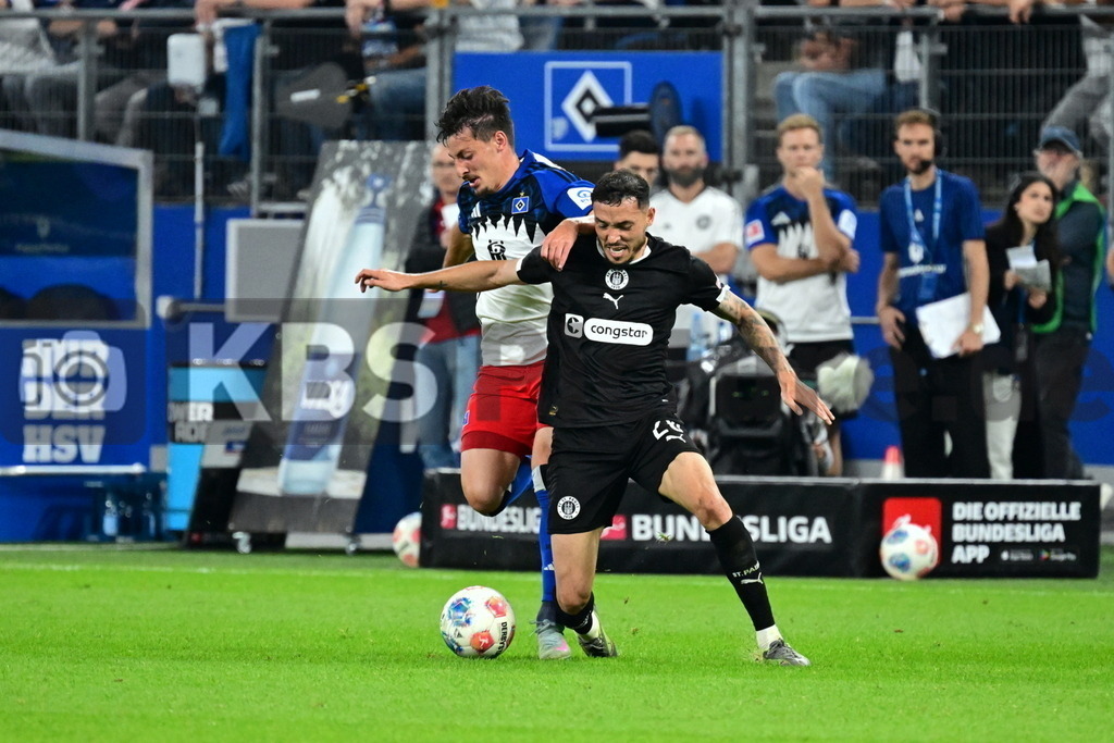 KBS Picture_HSV-FCStPauli_042 | v.l. Gocholeishvili Giorgi (HSV) spielt foul gegen Pereira Lage Mathias (St.Pauli) und bekommt gleich die Gelb/Rote Karte ,Sportplatz :  Volksparkstadion,Hamburger Derby, - Realisiert mit Pictrs.com